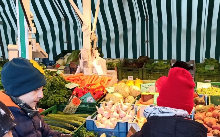 2 - Besuch auf dem Wochenmarkt